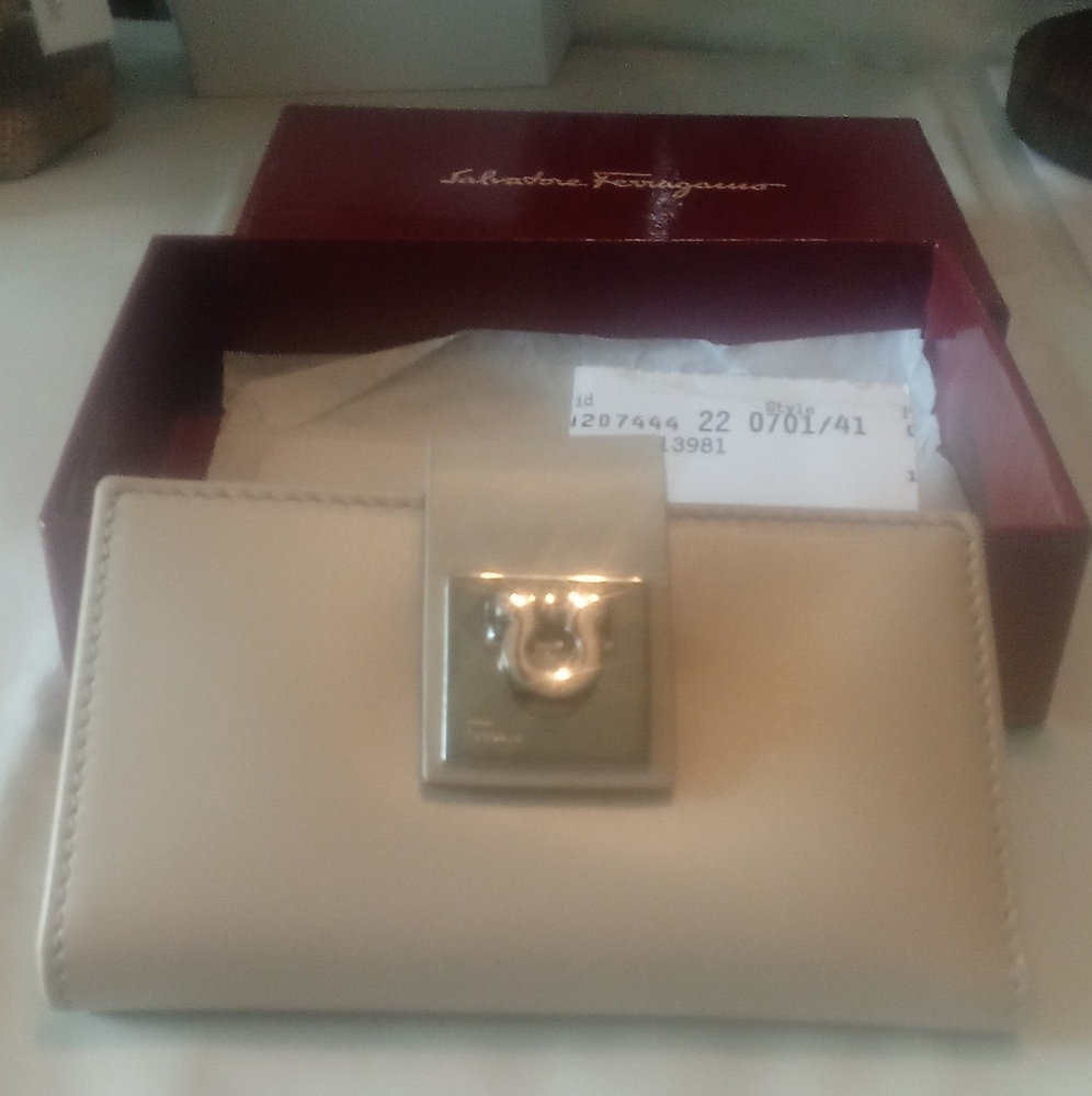 NEW FERRAGAMO KEY HOLDER